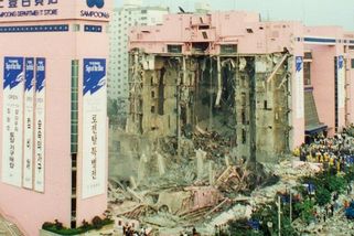 „Mám právo sedět na zemi a chci klid.“ Obchodní dům zákazníkům vyhověl – a zřítil se - Médium.cz
